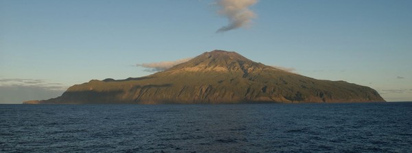 Benar adanya jika Tristan de Cunha adalah pulau berpenghuni paling terpencil di Bumi. Pulau ini akan segera mengklaim sematan unik lain, yakni ketika menjadi taman laut lindung terbesar di Atlantik (Foto: Tristan de Cunha) Benar adanya jika Tristan de Cunha adalah pulau berpenghuni paling terpencil di Bumi. Pulau ini akan segera mengklaim sematan unik lain, yakni ketika menjadi taman laut lindung terbesar di Atlantik (Foto: Tristan de Cunha)