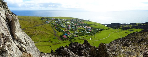 Tristan de Cunha terdiri dari empat pulau termasuk Pulau Tidak Dapat Diakses, Pulau Nightingale, dan Situs Warisan Dunia UNESCO Pulau Gough. Sebagian besar pendapatan pulau ini dari perikanan, yakni dari lobster batu yang berkelanjutan (Foto: Tristan de Cunha)