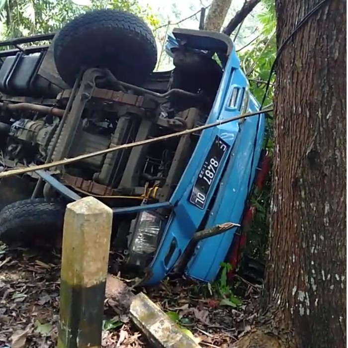 Truk Logistik KPU Kabupaten Terguling