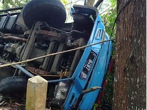 Truk Logistik KPU Terguling di Sukabumi Bermuatan Kotak Suara