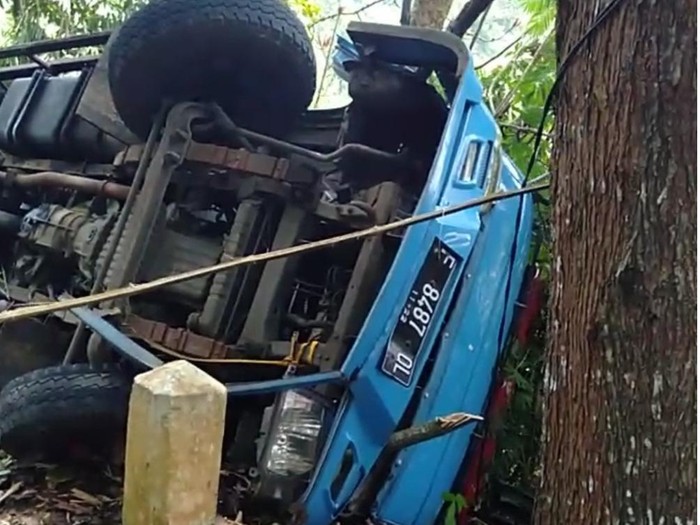 Truk Logistik KPU Kabupaten Terguling