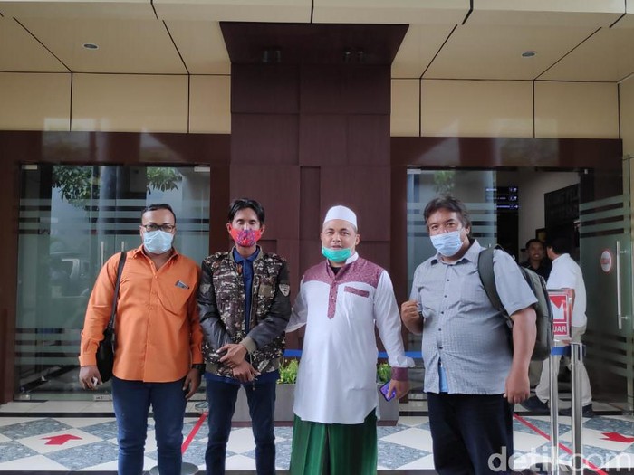 Ulama di Malang dilaporkan telah melakukan pencemaran nama baik di YouTube. Pelapor merupakan mantan pasien terlapor.
