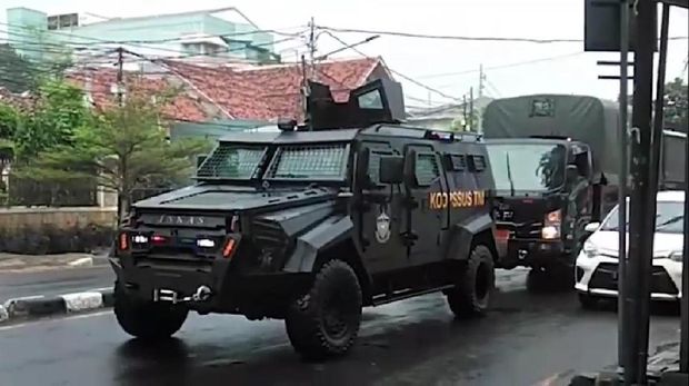 Viral kendaraan taktis Koopssus TNI (unjuk kekuatan) show of force di depan markas FPI di Petamburan (Screenshot video viral)