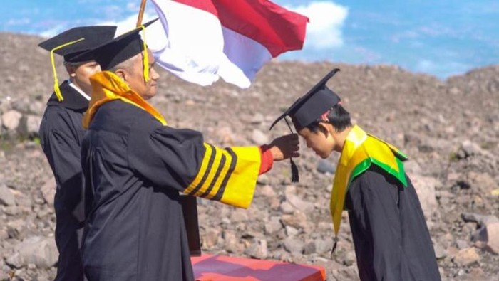 Ketua STIKBA Jambi, Dr Filius Chandra saat gelar wusuda diatas gunung marapi