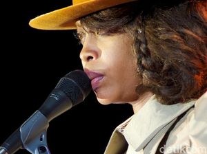 Bagikan Momen Pesta Ultah Obama Tanpa Izin, Erykah Badu Menyesal