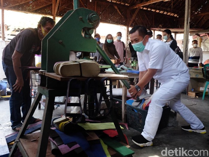 Aep Syaepuloh, calon bupati Karawang saat mengunjungi pabrik sendal rumahan di Karawang