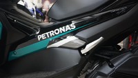 Jika dilihat, Yamaha Aerox 155 Connected versi livery Petronas Sprinta ini didominasi warna hitam dan hijau tua. Kombinasi warna itu dipermanis, dengan penyematan grafis berupa tulisan dan logo Petronas, termasuk tulisan Sprinta yang di-finishing menggunakan warna merah. Foto: Dok. Yamaha Mekar Motor