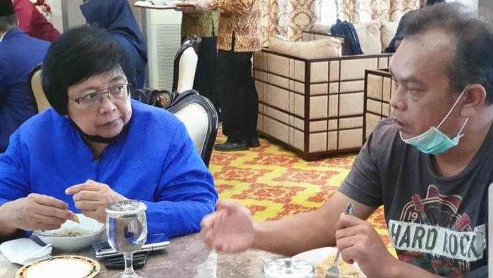 Almarhum Chaidir Anwar Tanjung saat Bersama Menteri Lingkungan Hidup Siti Nurbaya
