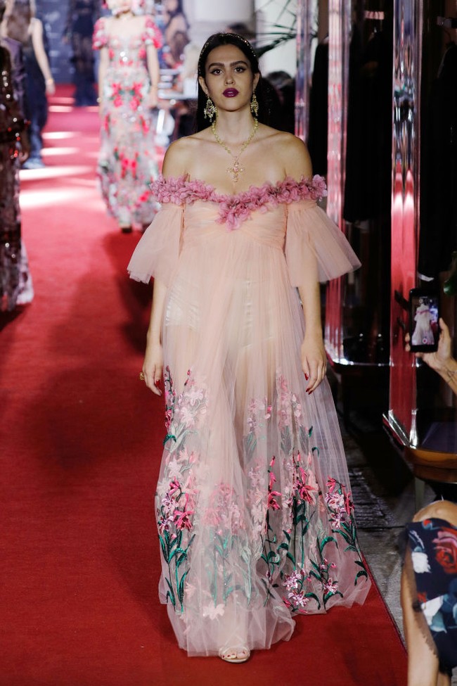 Beruntung, operasi tersebut tak memengaruhi kariernya sebagai model. Inilah penampilan Amelia di catwalk Dolce & Gabbana pada 2018 atau sekitar setahun setelah operasi. (Foto: Getty Images/Pascal Le Segretain)