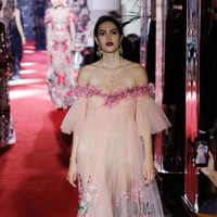 Beruntung, operasi tersebut tak memengaruhi kariernya sebagai model. Inilah penampilan Amelia di catwalk Dolce & Gabbana pada 2018 atau sekitar setahun setelah operasi. (Foto: Getty Images/Pascal Le Segretain)