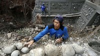Para pekerja tengah membuat dinding saluran air.
