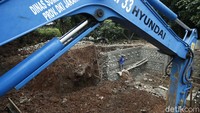 Para pekerja melakukan pengerjaan pelebaran saluran air Underpass Cawang, Jakarta, Jumat (20/11/2020).