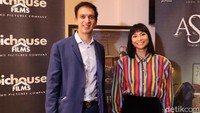 Produser MD Pictures, Manoj Punjabi bersama Shareefa Daanish yang berperan di Asih 2. Foto: Febriyantino/detikhot