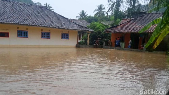 Banjir rendam rumah dan sawah di Lebak Banten
