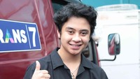 Bastian Steel tampil santuy banget mengenakan kemeja dan celana panjang hitam. (Foto: Noel/detikcom) 