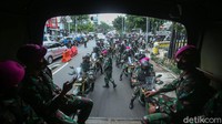 Setelahnya pasukan TNI tersebut menyisir sejumlah kawasan yang memajang spanduk tanpa izin.