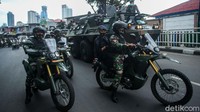 Sebuah panser ikut dikerahkan dalam proses pencopotan spanduk Habib Rizieq.