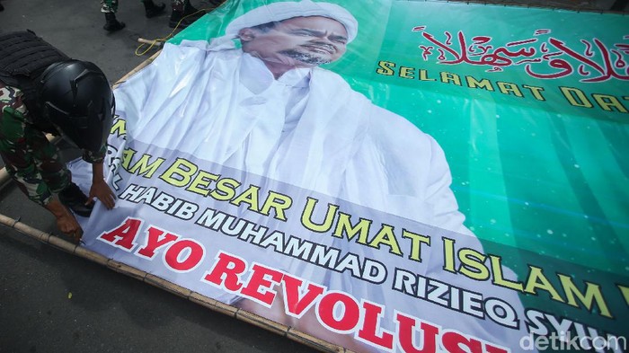 Melihat Lagi Pencopotan Baliho Habib Rizieq di Berbagai Kota Indonesia