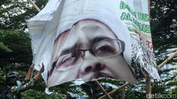 Sebuah spanduk Habib Rizieq tampak dirobek.