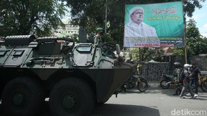 Bawa Panser Prajurit TNI Copot Spanduk Habib Rizieq