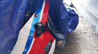 Terlihat motor Honda CBR1000RR SP itu ditutupi dengan terpal warna biru.