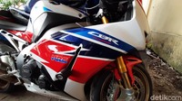 Saat dicek, ditemukan sejumlah lecet di bodi motor CBR1000RR SP itu. Bagian knalpot tampak penyok, spion dan lampu sein sebelah kiri patah.