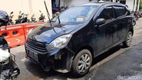 Sementara itu, kerusakan fisik terlihat jelas di bagian bemper depan mobil Daihatsu Ayla yang menyeruduk motor CBR1000RR SP.