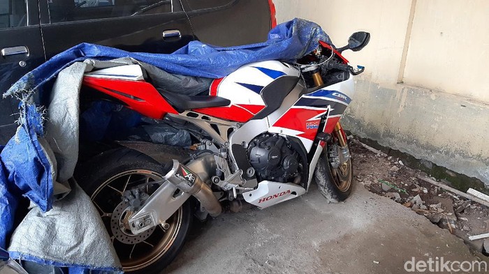 Motor sport Honda CBR1000RR SP yang ditabrak pengendara Daihatsu Ayla kini diamankan di kantor Satlantas Polresta Banyumas. Begini kondisinya.