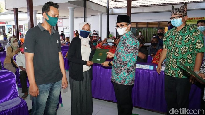 Bupati Anas Kembali Safari Tuntaskan Penyerahan Sertifikat PTSL