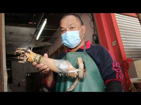 Cerita Tukang Ayam Potong yang Bekerja dengan Satu Tangan Palsu