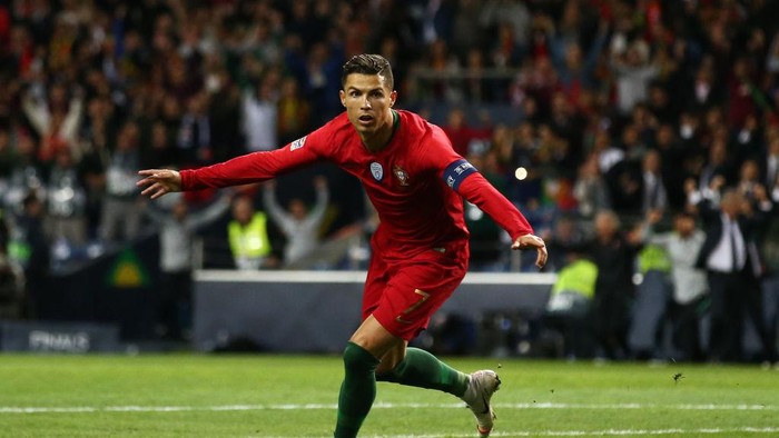 PORTO, PORTUGAL - JUNE 05:  Cristiano Ronaldo of Portugal celebrates after scoring his teams second goal during the UEFA Nations League Semi-Final match between Portugal and Switzerland at Estadio do Dragao on June 05, 2019 in Porto, Portugal. (Photo by Jan Kruger/Getty Images)