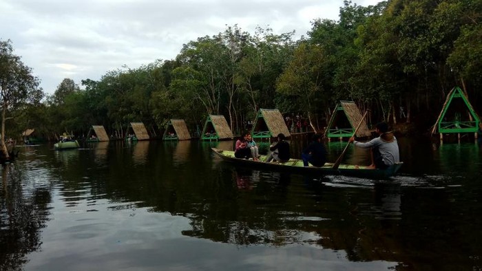 Siapa sangka, Danau Shuji dulunya adalah dapur umum tentara Jepang. Sekarang danau ini jadi primadona wisatawan.