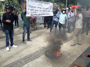 Balai Kota DKI Jakarta Didemo Massa Pro dan Kontra-Anies
