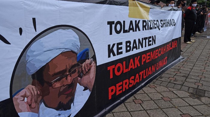 Demo Tolak Habib Rizieq Juga Digelar di Serang Banten Sejumlah warga gelar aksi unjuk rasa tolak kehadiran Habib Rizieq Shihab di kawasan Banten. Aksi itu digelar di Alun-alun Serang, Banten.
