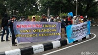 Dalam aksi tersebut mereka menolak kegiatan ormas yang melanggar protokol kesehatan.