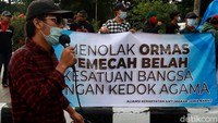 Sejumlah spanduk turut dibentangkan dalam aksi unjuk rasa tersebut.