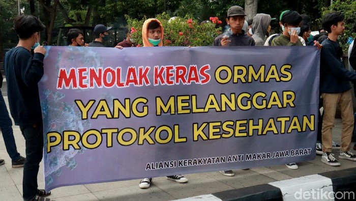 Demo Tuntut Penindakan Tegas Bagi Pelanggar Protokol Kesehatan Massa dari Aliansi Kerakyatan Makar Jawa Barat gelar aksi unjuk rasa di Bandung. Mereka menolak kegiatan ormas yang melanggar protokol kesehatan.