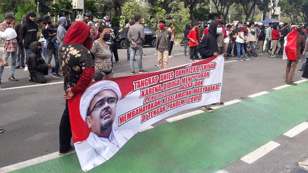 Massa kontra Anies dan Habib Rizieq demo di depan Balai Kota DKI, Jumat (20/11/2020).