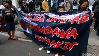 Aksi unjuk rasa juga berlangsung di Jalan Merdeka atau tepatnya di Taman Vanda. Massa tergabung Aliansi Kerakyatan Anti Makar Jawa Barat ini menolak kegiatan ormas yang melanggar protokol kesehatan.