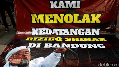 Deretan Spanduk Tolak Habib Rizieq Hadir di Bandung