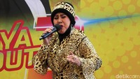 Elvy Sukaesih yang dikenal sebagai Ratu Dangdut kini sudah kembali. Foto: Noel/detikhot