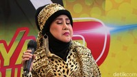 Rawr! Elvy Sukaesih juga tampil dengan busana bermotif macan tutul. Foto: Noel/detikhot