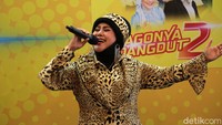 Meski sudah berumur, Elvy Sukaesih tetap enerjik saat tampil di depan awak media. Foto: Noel/detikhot