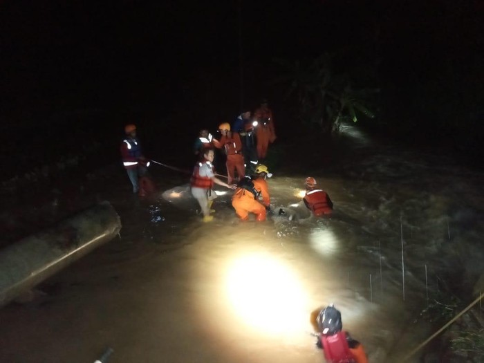 Evakuasi motor korban yang terseret banjir di Kendal, Kamis (19/11/2020).