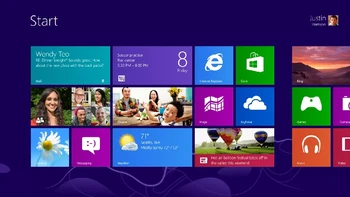 Windows 8 yang diluncurkan tahun 2012 membawa perubahan desain yang cukup drastis. Microsoft menghilangkan menu Start dan menggantikannya dengan Start Screen yang memenuhi layar. Sistem operasi ini juga dirancang untuk laptop dengan layar sentuh dan PC tablet. Foto: The Verge