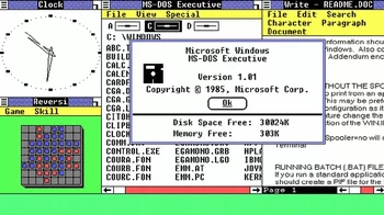 Semuanya berawal dari Windows 1.0 yang pengembangannya dipimpin langsung oleh dedengkot Microsoft, Bill Gates. Windows 1.0 diluncurkan pada tahun 1985 dengan komputasi 16 bit. Sistem operasi ini mengenalkan GUI, dukungan untuk mouse dan aplikasi penting. Foto: The Verge