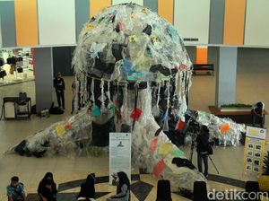 Wow! Ada Ubur-ubur Raksasa dari Sampah Plastik