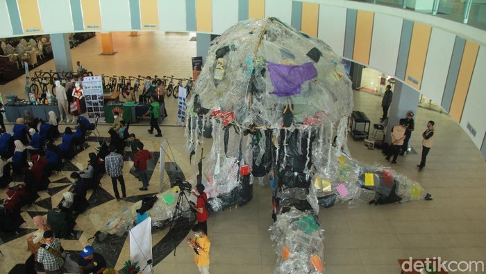 Sejumlah pengunjung melintas di dekat replika ubur-ubur yang terbuat dari sampah plastik di Mall Mamuju, Sulawesi Barat, Jumat (20/11/2020). Festival sampah laut mengangkat tema  Pandemic Underwater Festival 2020 bertujuan untuk mengkampanyekan permasalahan sampah di laut yang dapat merusak ekosistem laut. ANTARA FOTO/ Akbar Tado/foc.
