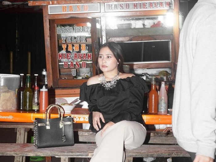 Bikin Salah Fokus! 5 Gaya Necis Selebriti saat Makan di Warung Kaki Lima