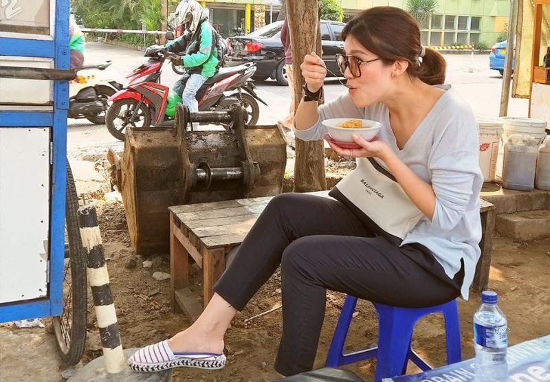 Bikin Salah Fokus! 5 Gaya Necis Selebriti saat Makan di Warung Kaki Lima